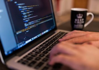 Czym różni się zawód informatyka od programisty?